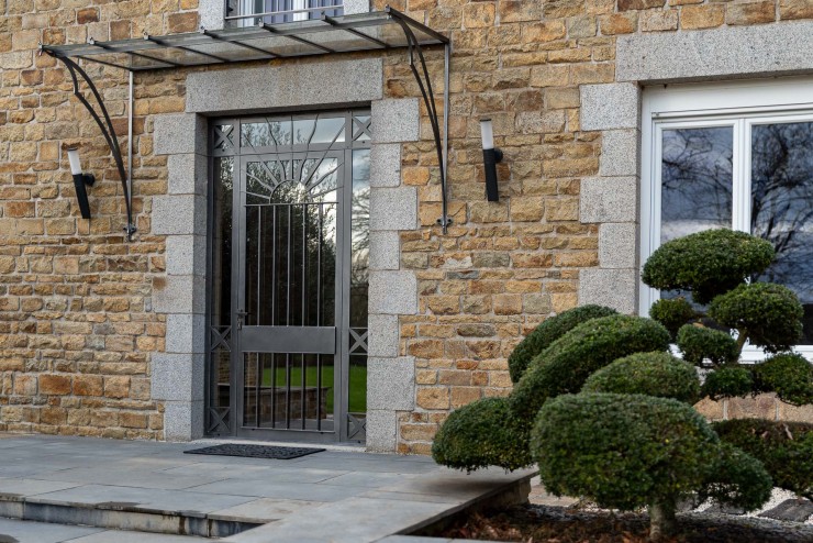 Porte d'entrée menuiserie acier à rupture de pont thermique et vitrage effet miroir