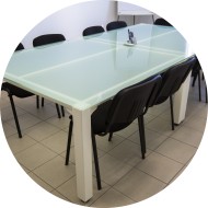 table salle de réunion en verre opale sur structure acier thermolaquée