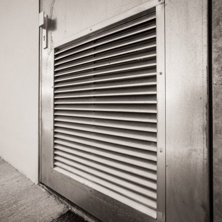 porte-service-metal-ventilation