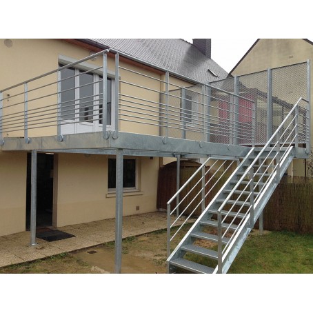 Terrasse metallique avec un escalier-brise-vue