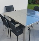 Mobilier de salon de jardin en inox et avec un effet grain cuir