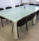 table salle de réunion en verre opale sur structure acier thermolaquée