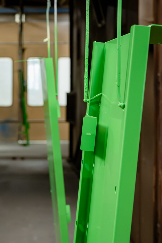 Pièces de tôlerie peintes en sortie d'étuvage