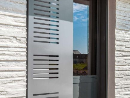 Volet coulissant brise-soleil